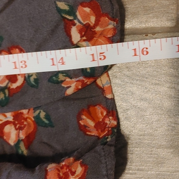 Hollister Floral Skater Skirt Junior LG in Gray Y2K Feminine 90s - Picture 7 of 7